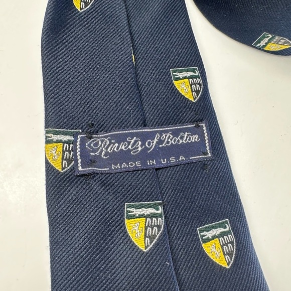Rivetz of Boston Yale University Law School Tie Crest Navy 57” X 3.25” Vintage - Picture 4 of 9